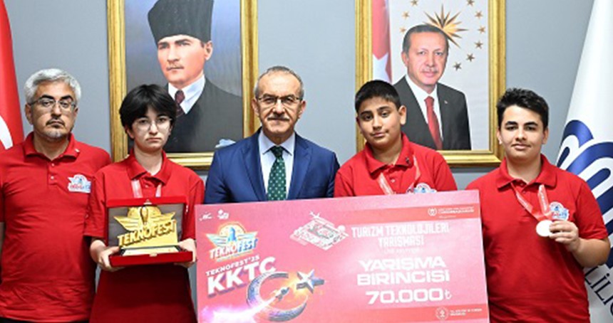 Teknofest şampiyonları Vali Yavuz'u ziyaret etti
