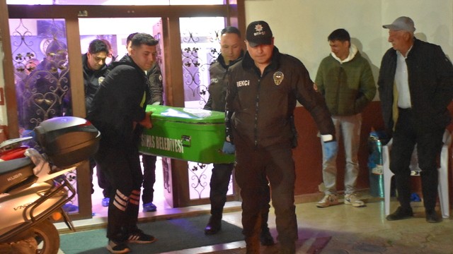Korkunç cinayet! İki kardeş evde ölü olarak bulundu