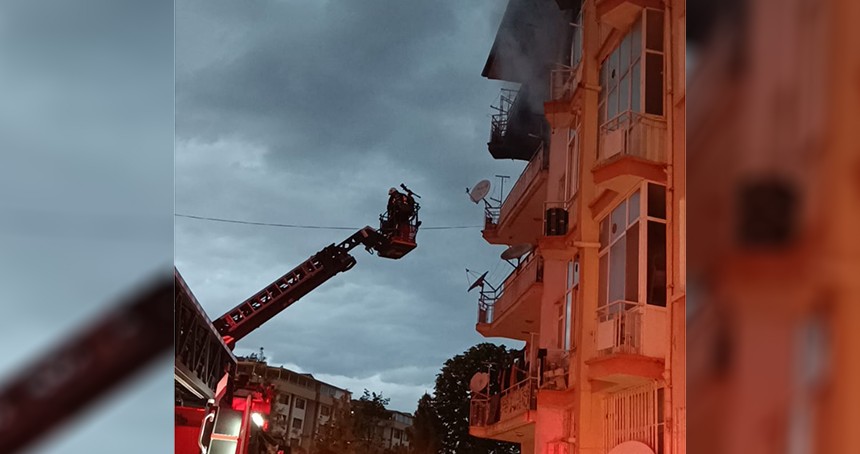 Çıkan yangında bina sakinleri mahsur kaldı