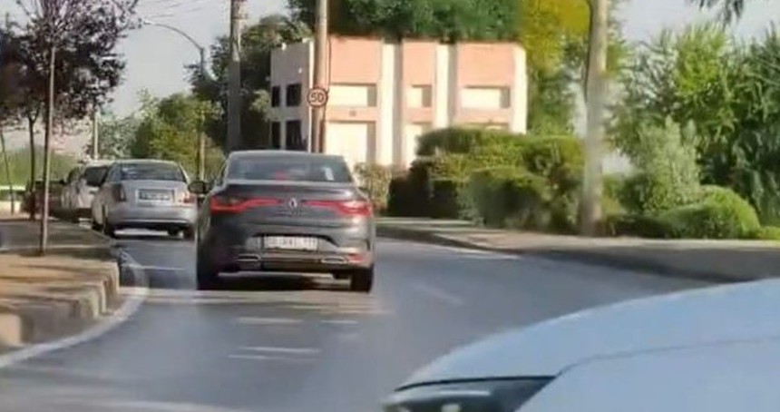 Bisiklet ile otomobil çarpıştı: Kaza anı kameraya yansıdı