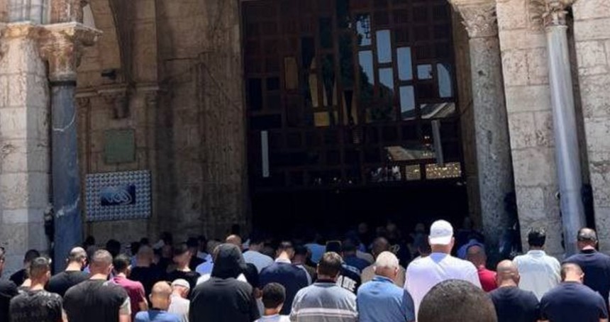 On binlerce kişi Mescid-i Aksa'da cuma namazını kıldı
