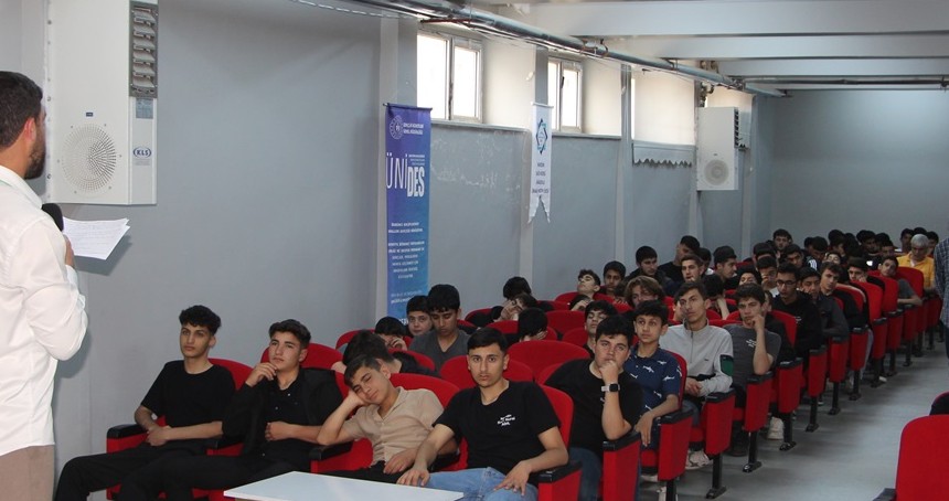 Rehber Gençlik Topluluğu öğrencilere aile mefhumunu aşılıyor