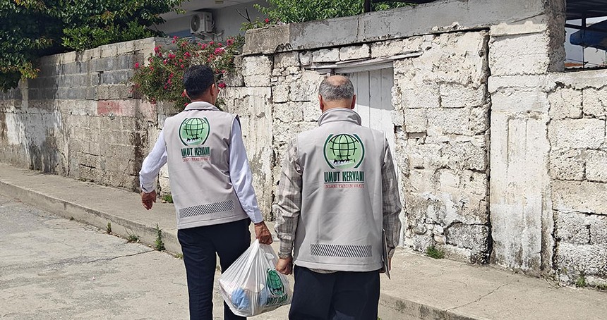 Umut Kervanı Tarsus'ta mağdur ailelere gıda yardımında bulundu