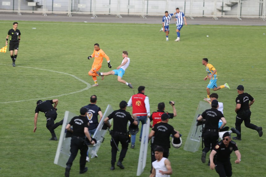 Amatör ligde oynanan futbol maçında kavga çıktı