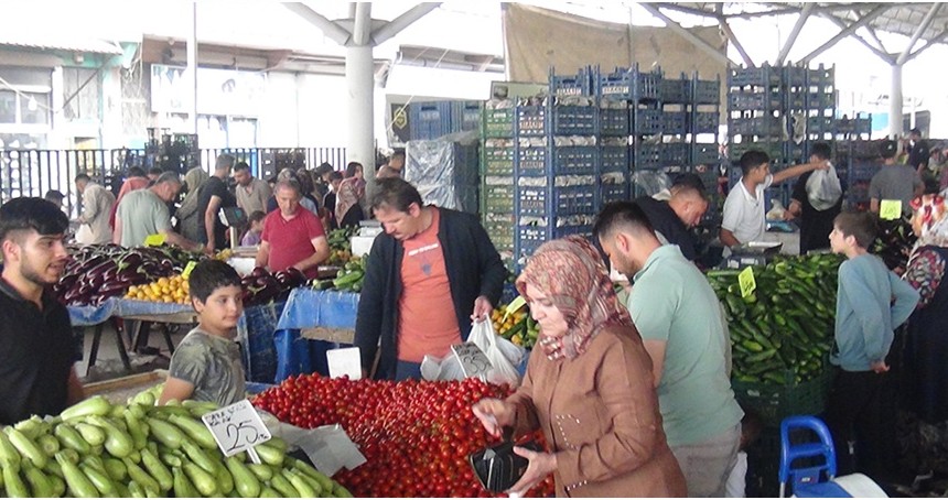 Esnaf ve vatandaşlar: Akaryakıtın yüksek olması sebze ve meyve fiyatlarına yansıyor