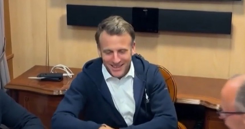 Fransa lideri Macron'un masasındaki beyaz nesnede uyuşturucu olduğu iddiaları
