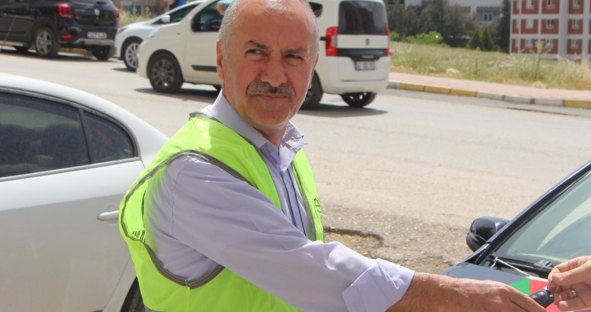 Mardinli hayırsever otomobilini Gazze’ye bağışladı