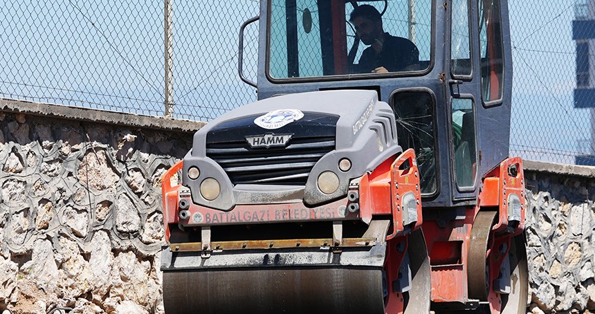 Battalgazi Belediyesi'nden asfalt serimi çalışması
