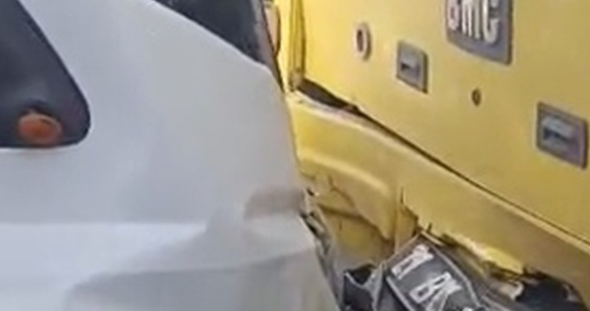 Diyarbakır'da kamyonet, belediye otobüsüne arkadan çarptı