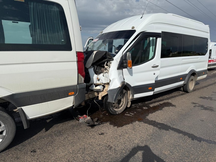 Öğretmenleri taşıyan minibüslerin çarpıştığı kazada 28 kişi yaralandı