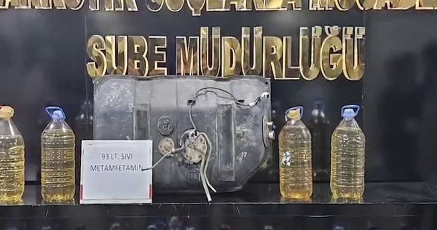 Aracın yakıt deposunda 93 litre sıvı uyuşturucu ele geçirildi