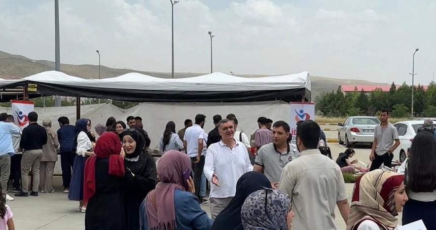 Batman Üniversitesi öğrencilerinden Gazze için yardım kermesi