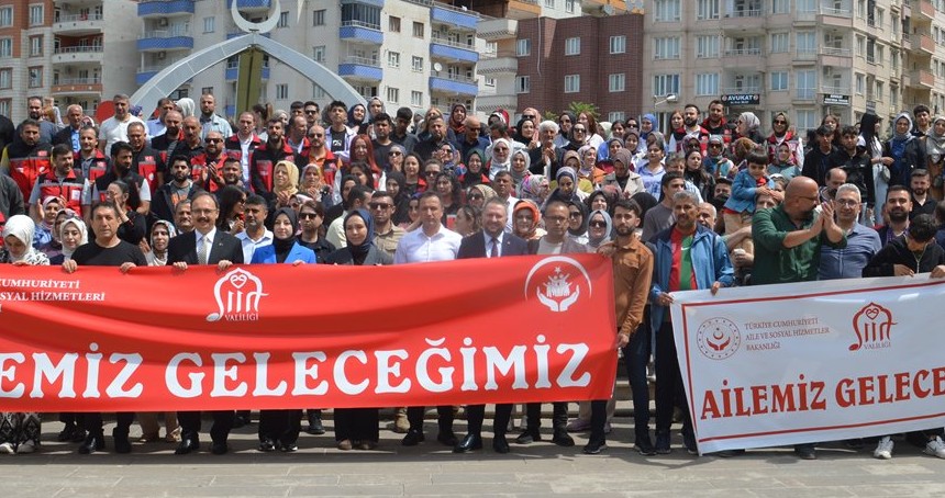Güçlü aile, güçlü toplum mesajıyla Siirt’te aile yürüyüşü düzenlendi