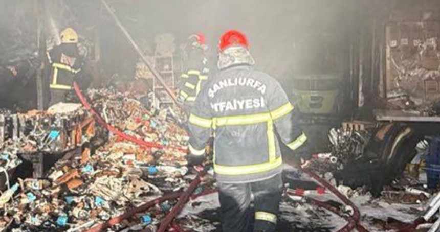 Şanlıurfa-Mardin yolunda depo yangını kısa sürede söndürüldü