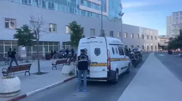 Devlet hastanesinin bahçesinde husumetlisini vurdu