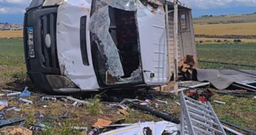 Şanlıurfa'da kamyonet devrildi: 3 yaralı