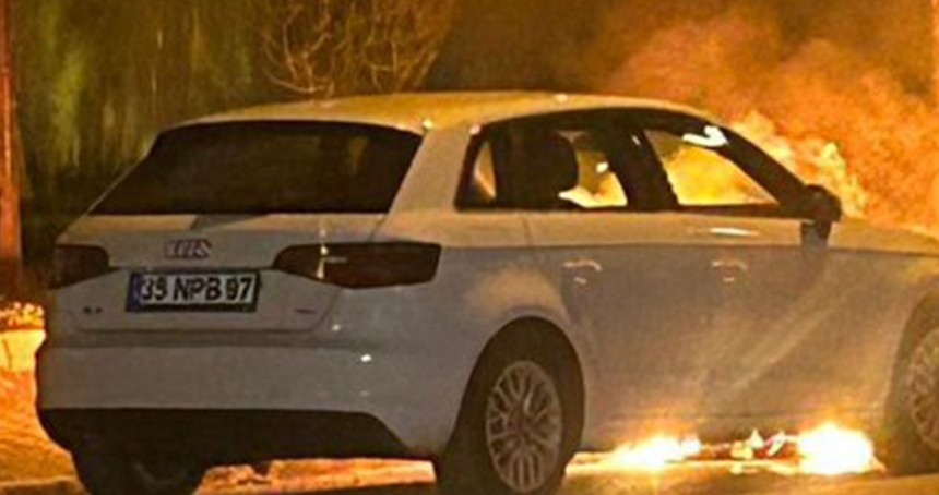 Şanlıurfa’da park halindeki otomobil alev aldı