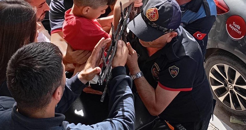 Ağaçtan düşen çocuk demir korkulukların üzerine düşerek yaralandı