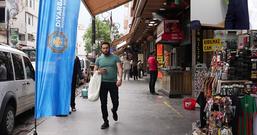 HÜDA PAR'dan DEM'li belediyeye tepki: O yazılar yerlere değil yükseklere asılmalı