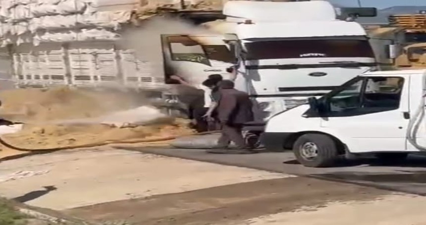 Bingöl'de saman yüklü kamyonda yangın