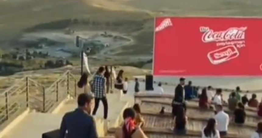 Coca-Cola reklamı yapan oyunculara STK’lardan tepki