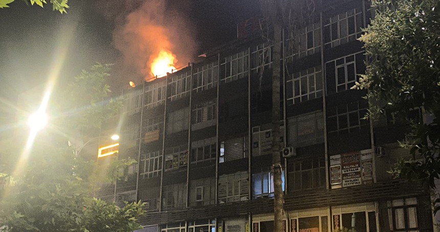 Şanlıurfa'da otel çatısında yangın paniği