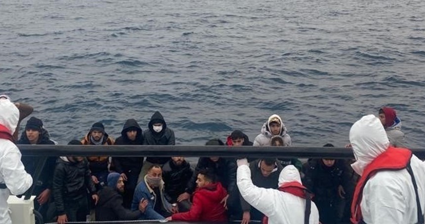 Yunanistan unsurlarının geri ittiği düzensiz göçmenler kurtarıldı
