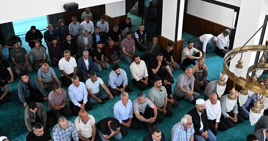 Depremde yıkılan Evliyaoğlu Camii, yeniden inşa edilerek ibadete açıldı