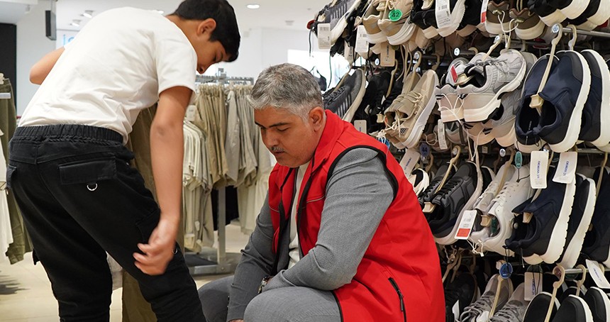Gaziantep Vakıflar Bölge Müdürlüğü yetim ve muhtaç çocuklara bayramlık giydirdi