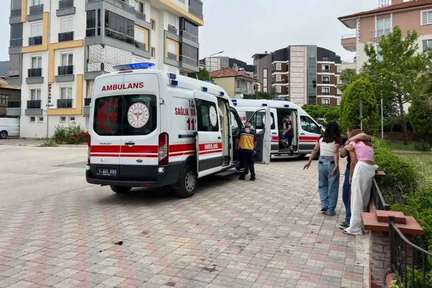 Liseli kızların sosyal medya kavgasında araya giren 2 kız bıçaklandı