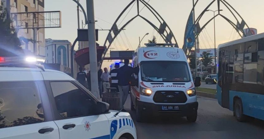 Otobüste başlayan tartışma durakta bıçaklı kavgaya dönüştü: 2 yaralı