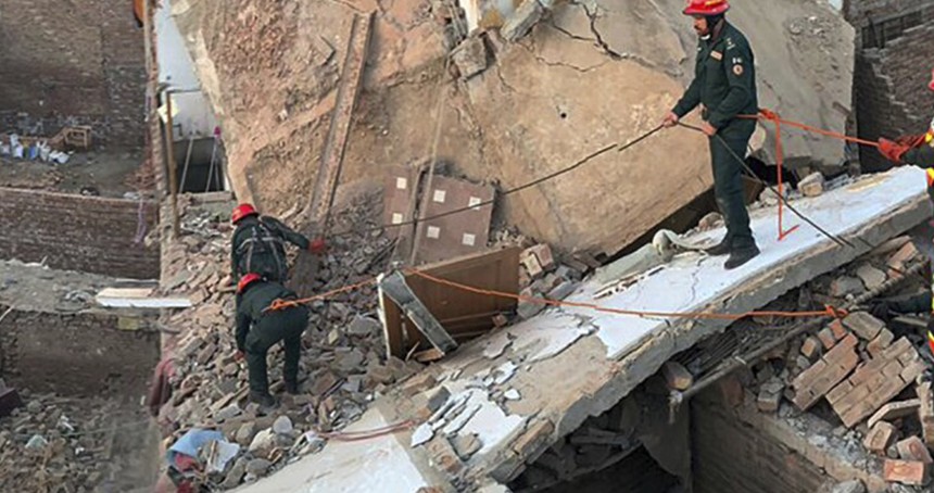 Pakistan'da şiddetli fırtına etkili oldu: 10 ölü, 45 yaralı