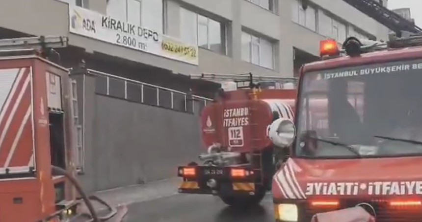 İstanbul'da tekstil fabrikasında yangın: Teras katı alevlere teslim oldu
