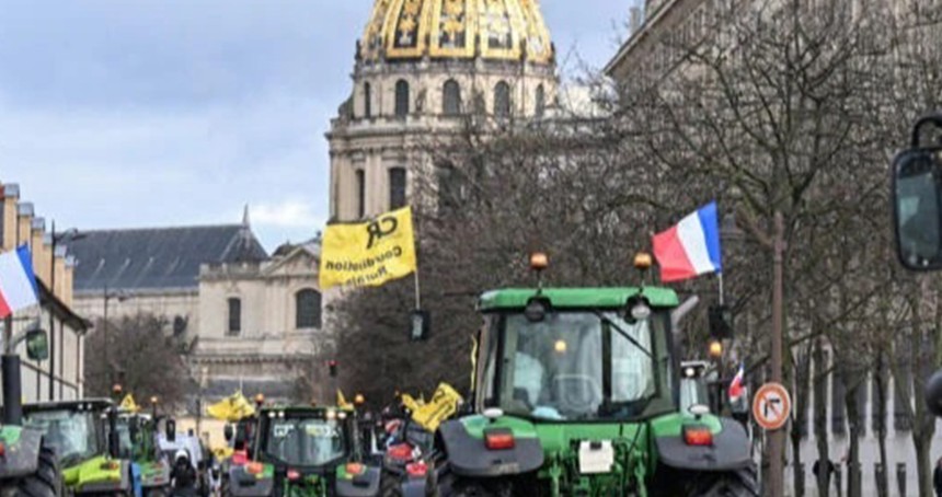 Paris'te çiftçiler traktörleri ile Ulusal Meclis önünde toplandı