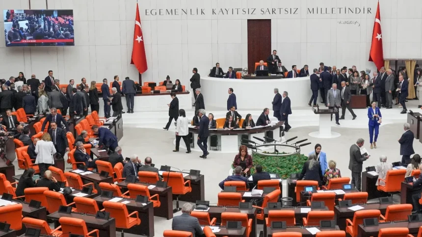TBMM'de kabul edildi: Memuriyette yaş sınırı ve atama şartları değişti