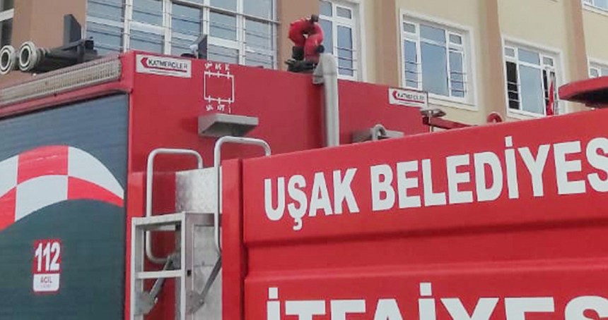 Uşak'ta yangın: 3 evde hasar meydana geldi