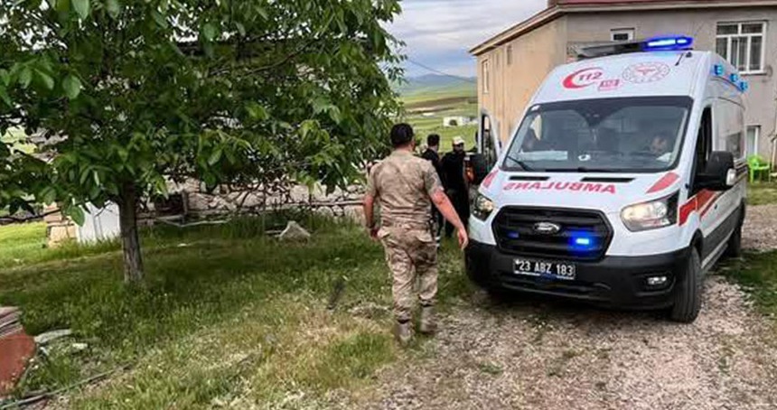 Elazığ'da bir kişi traktörün altında kalarak yaralandı