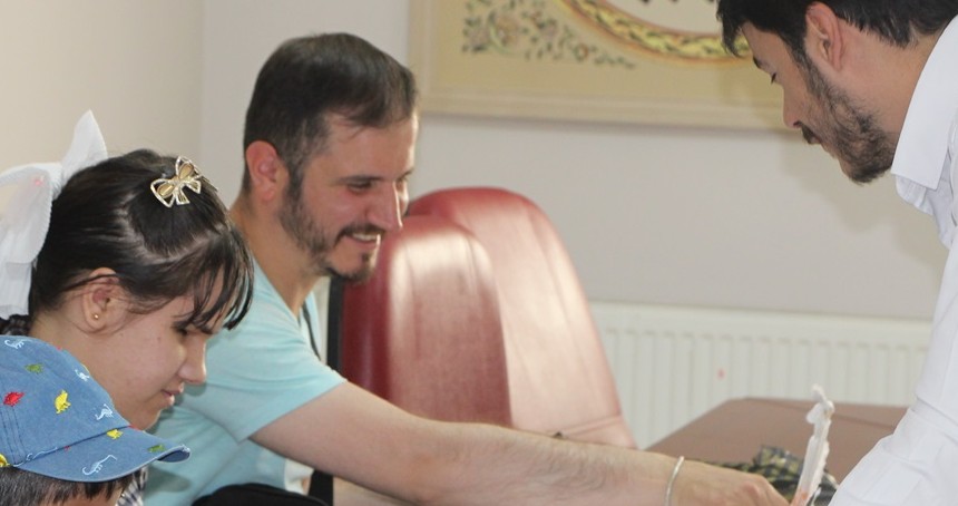 Görme engelliler, gönül gözüyle Kur’an’ı Kerim’i öğrenmeye çalışıyorlar