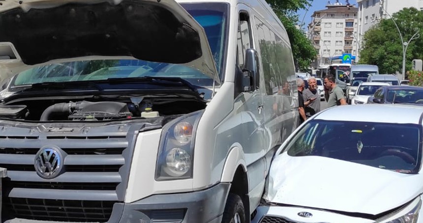 Batman'da kaza zinciri: Otomobil servis minibüsüne çarptı, otobüs refüje çıktı