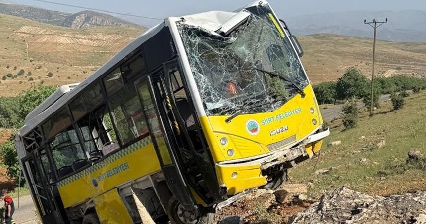 Siirt'te yolcu otobüsü şarampole devrildi: Sürücü hafif yaralandı