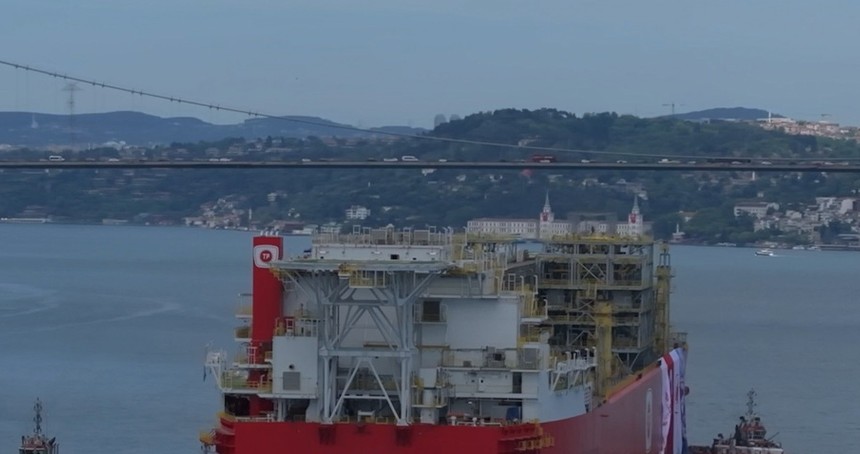 Türkiye'nin ilk yüzer doğalgaz gemisi İstanbul Boğazı'nda