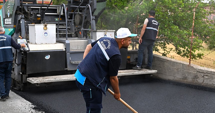 Battalgazi Belediyesi'nden sıcak asfalt hizmeti