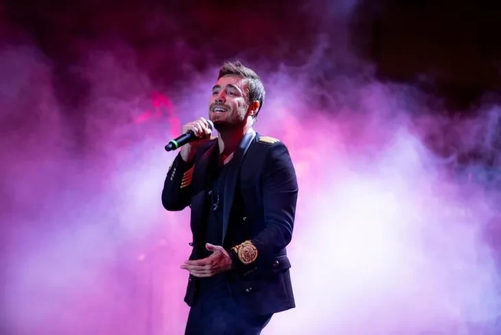 Kültür Yolu Festivali kapsamında sahne alan ünlü şarkıcı zor anlar yaşadı