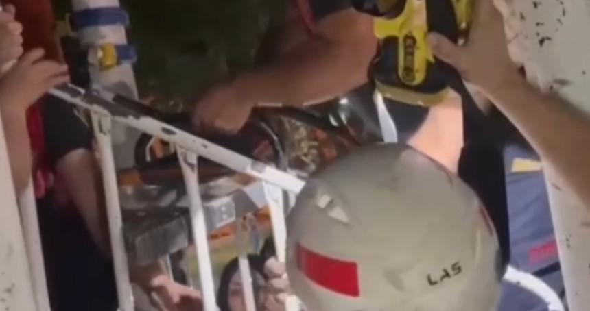 Şanlıurfa'da parkta ayağı demir korkuluklara sıkışan çocuk kurtarıldı
