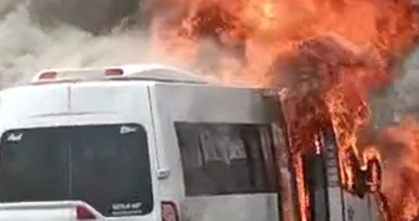 Alev alan şehir içi yolcu aracı paniğe neden oldu