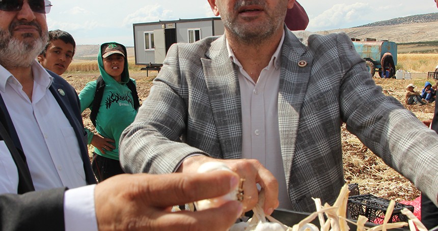Gaziantep Milletvekili Demir sarımsak üreticisini dinledi