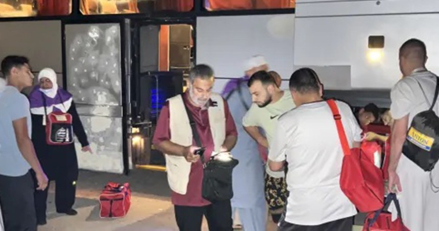 İşgal ordusu, Filistinli hacı adaylarını taşıyan otobüse zırhlı araçla çarptı
