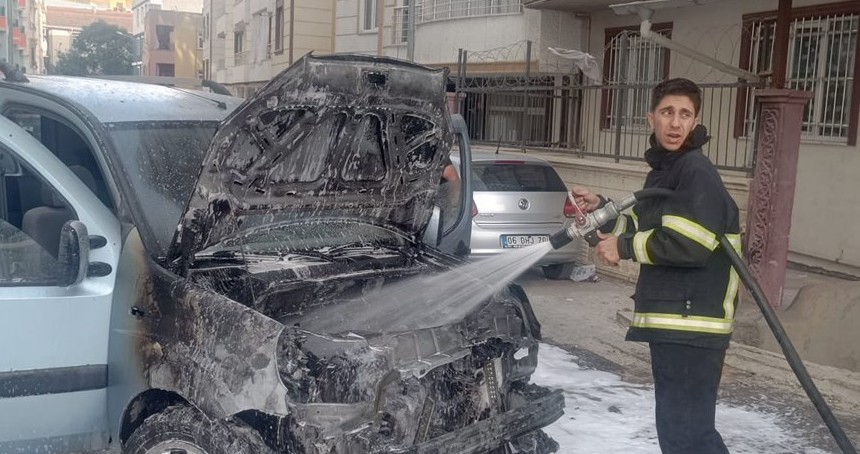 Siirt’te park halindeki LPG'li araç alev aldı
