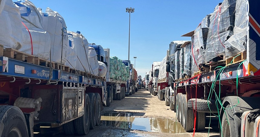 Siyonist rejim sağlık yardımı yüklü 3 bin tır'ın girişini engelliyor