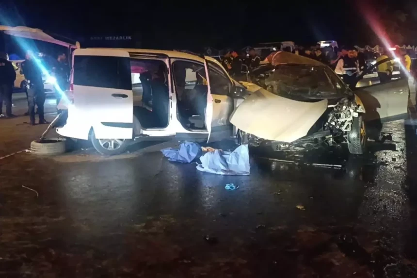 İki araç kafa kafaya çarpıştı! 5 kişi hayatını kaybetti, 2 kişi yaralandı